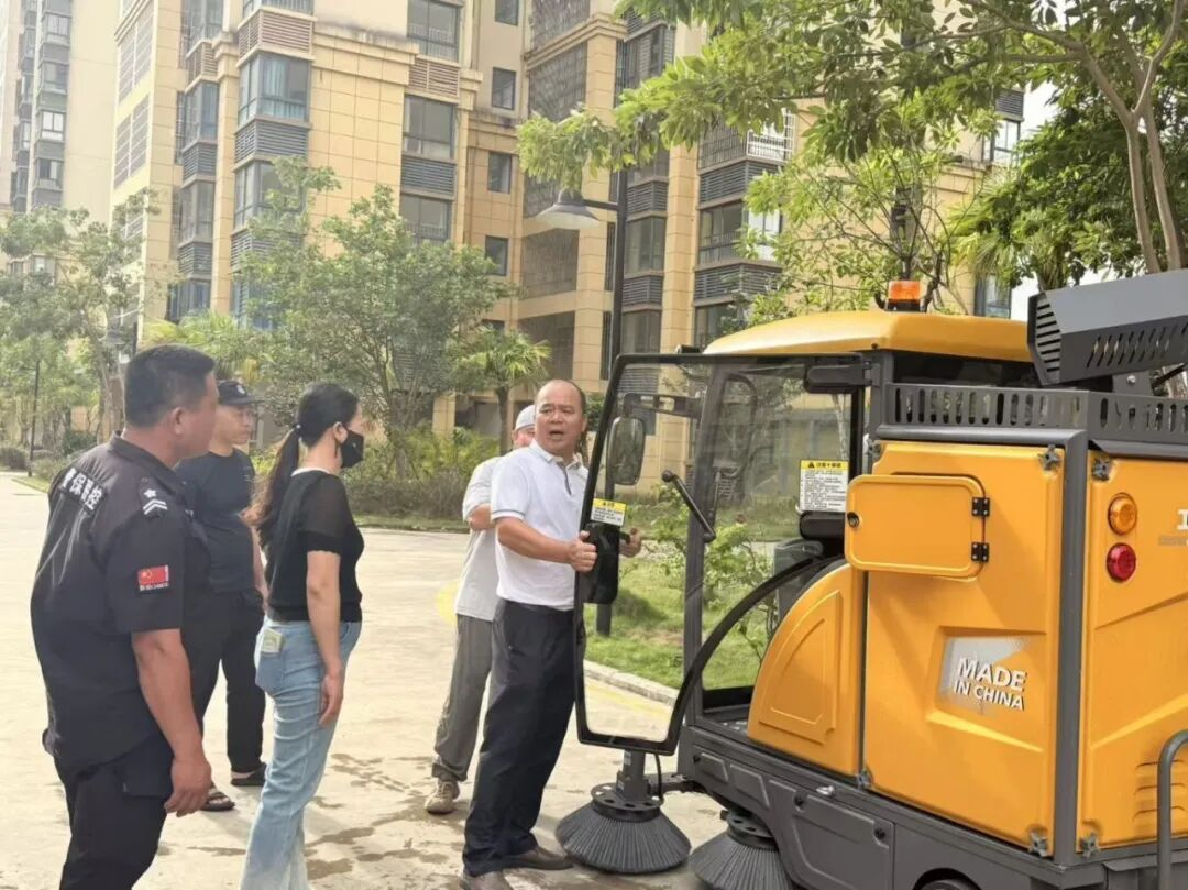 “新同事”來(lái)了！智能掃地車(chē)正式“入職”南新